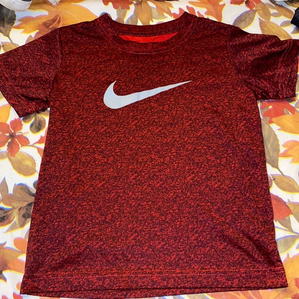Heather red Nike short sleeve tee